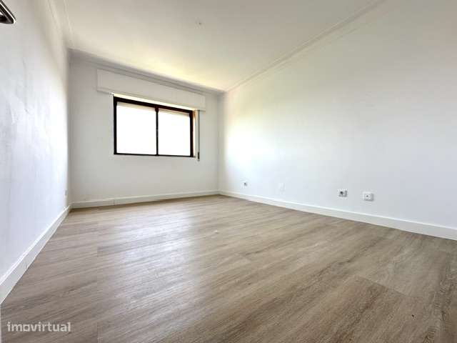 Apartamento T2 com varanda e elevador em Gondomar-8