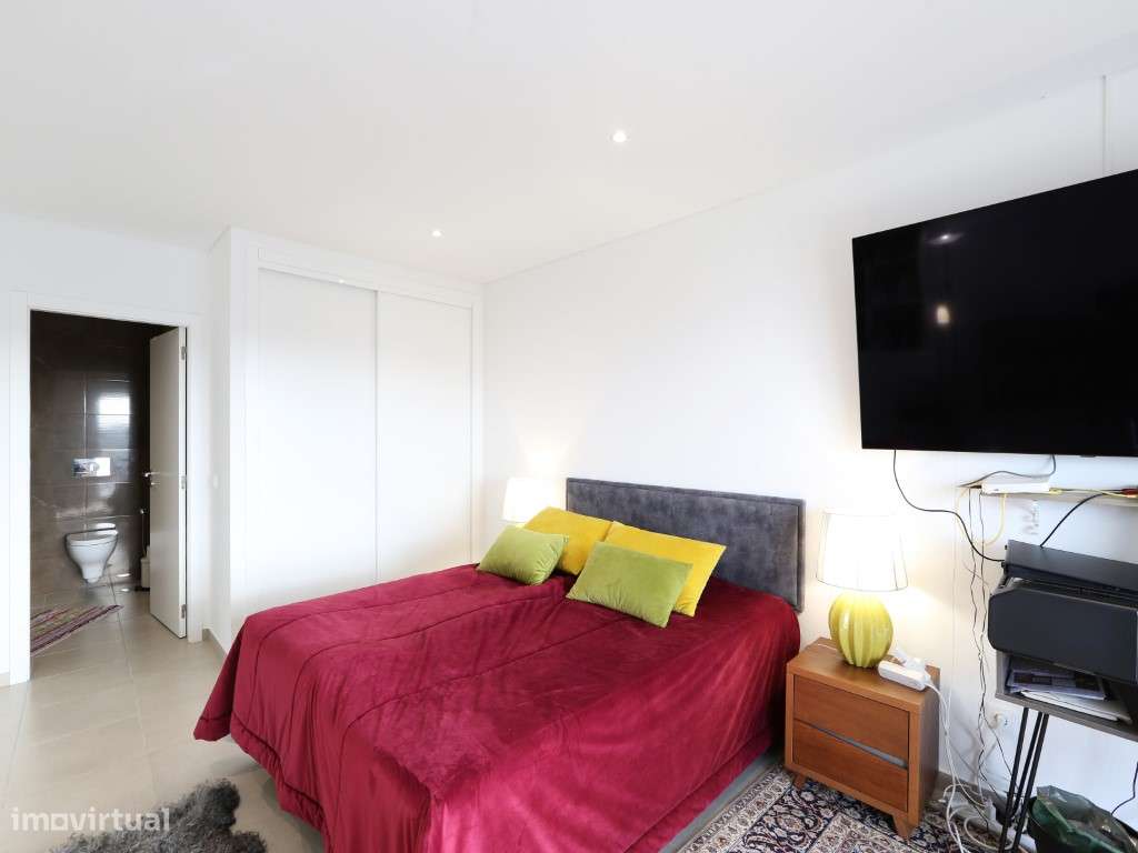 Penthouse T2 com vista panorâmica de mar e terraço privado em condo...-16