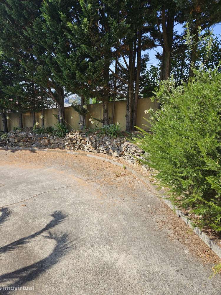 Lindíssima Moradia T6 de quatro frentes-31