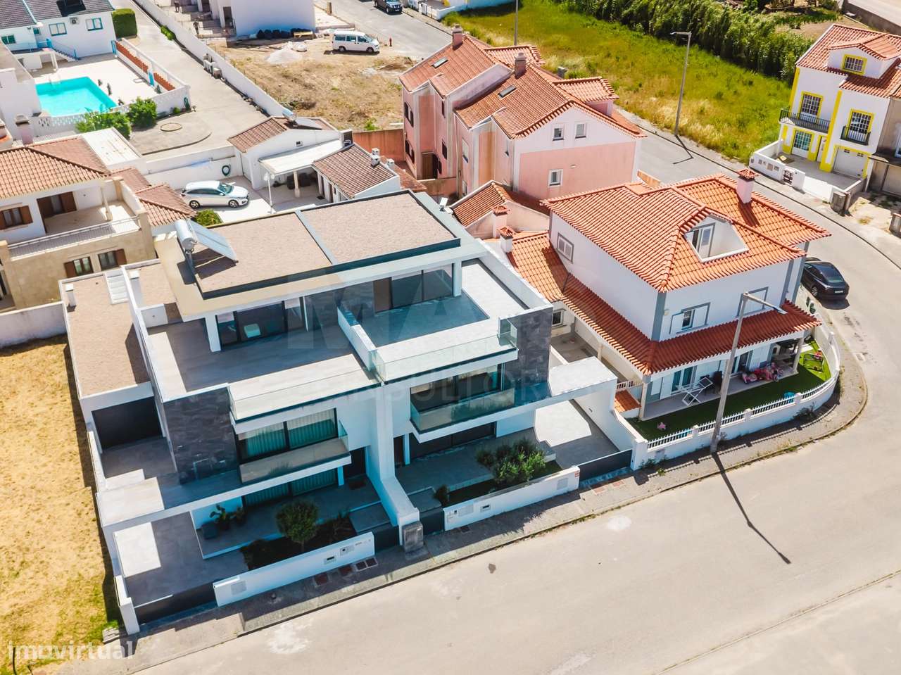 Moradia T3+2 Moderna com Vista Mar e Terraço Panorâmico-13