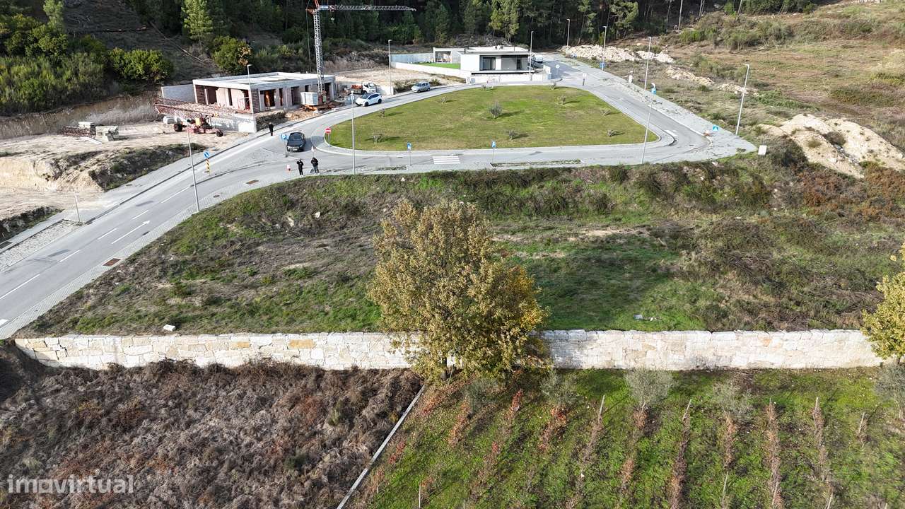 Terreno na Qt. da Boavista - Tarouca-0