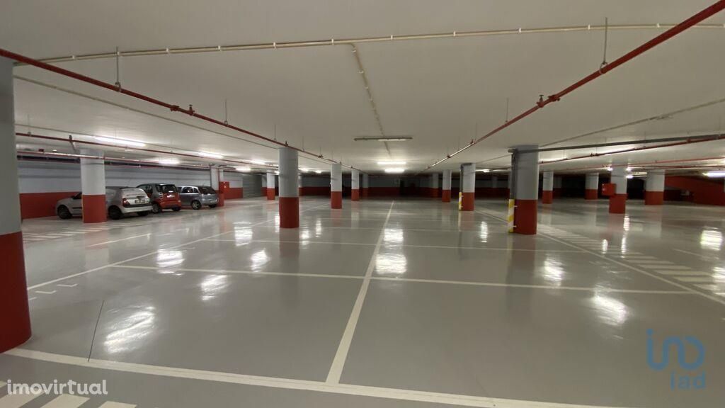Parque de Estacionamento / Garagem / Box em Madeira de 12,00 m2