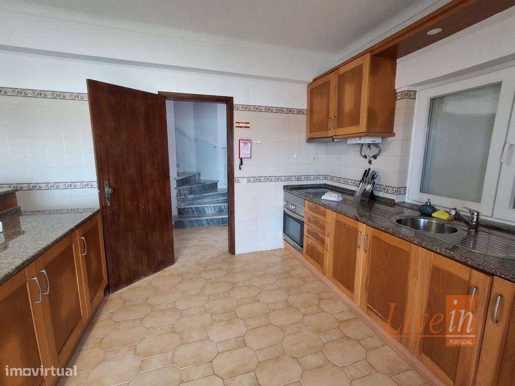 Moradia T5 Segunda Linha de Mar em Santa Cruz - Grande imagem: 4/54