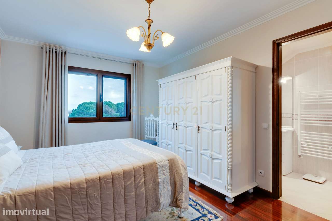 Moradia com um belissimo espaço exterior e praia privada!-12