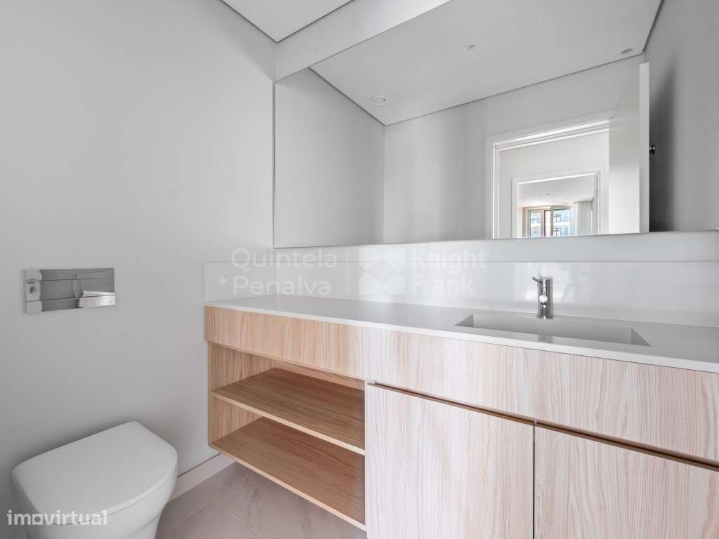 Apartamento T2 com terraço e garagem entre Monsanto e Miraflores-8