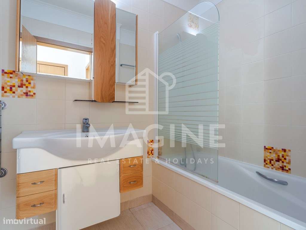 Apartamento T1 com excelentes áreas e parqueamento exterior privado...-11