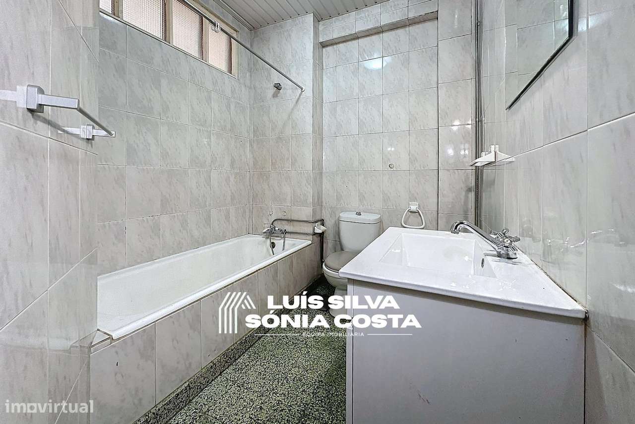 Apartamento T4 c/ Varandas e Elevador em frente á Câmara...-13