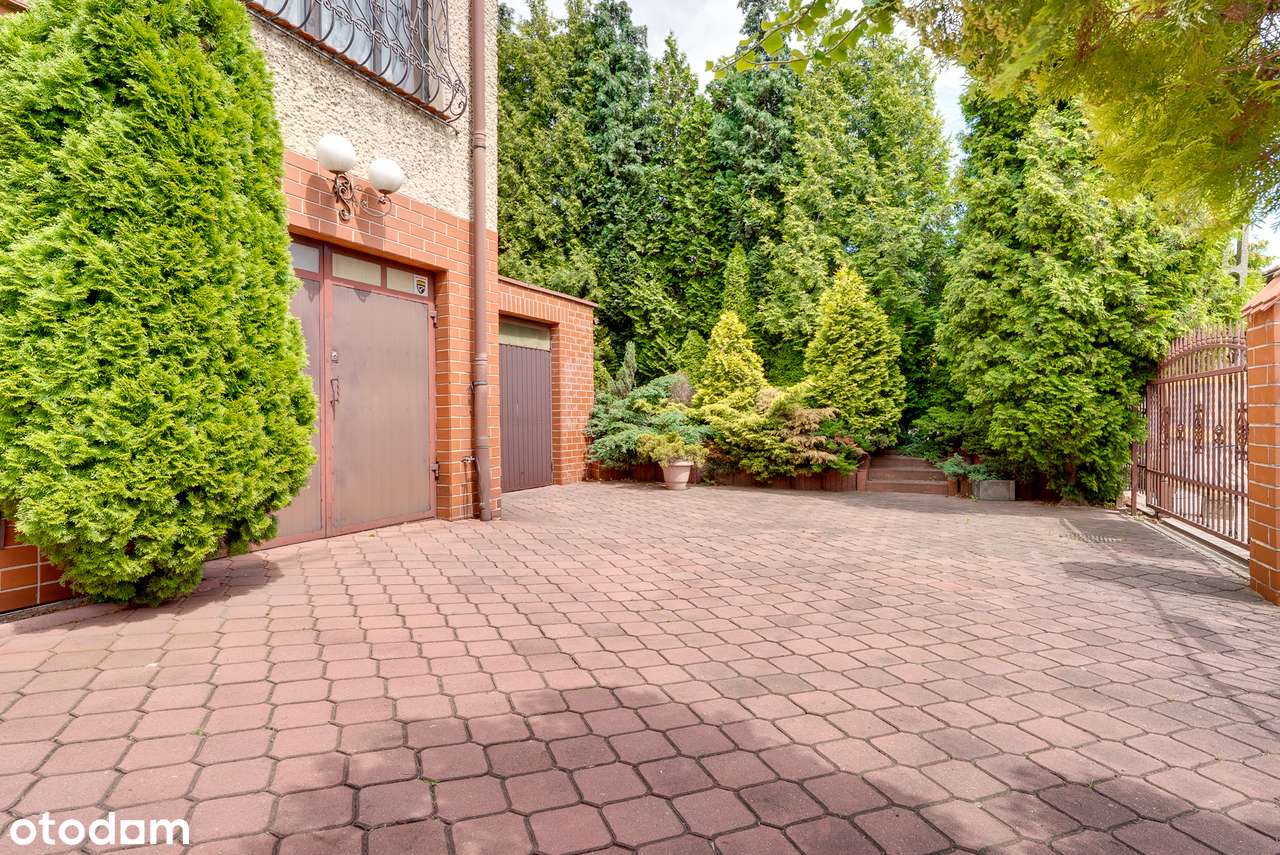 3-poziomowy dom z tarasem, 2 garażami i dużym ogrodem do aranżacji - Pełny obrazek: 1/20