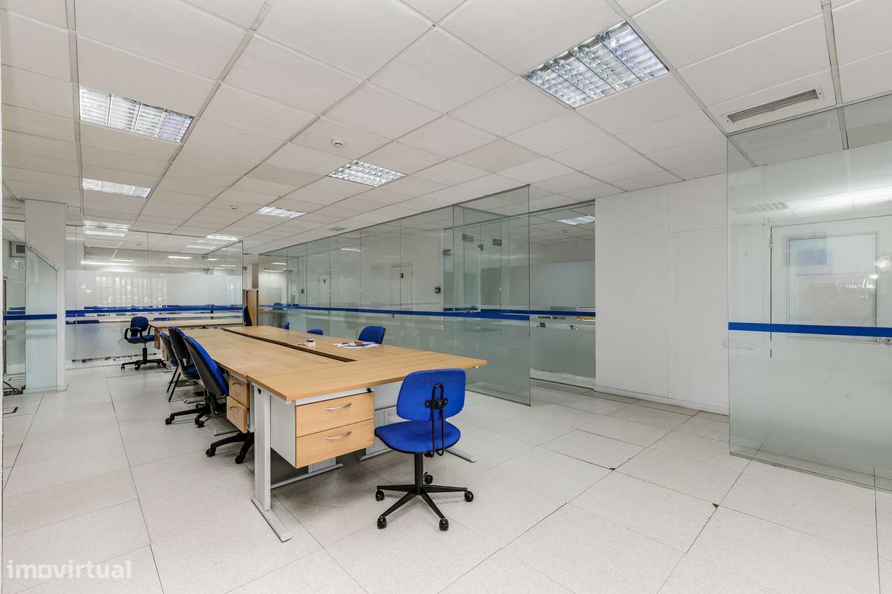 Espaço comercial 550 m² | Escritório + Loja + Armazém | Dois acessos-13