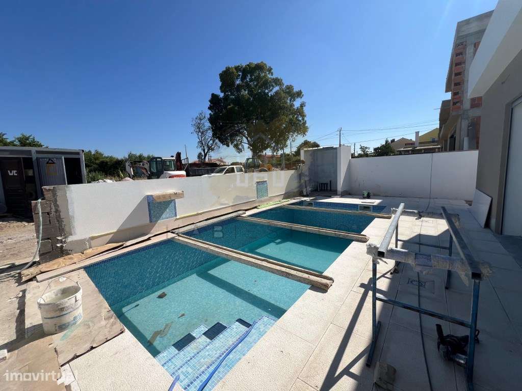 Moradia moderna com piscina, Suites e acabamentos de alta qualidade-14