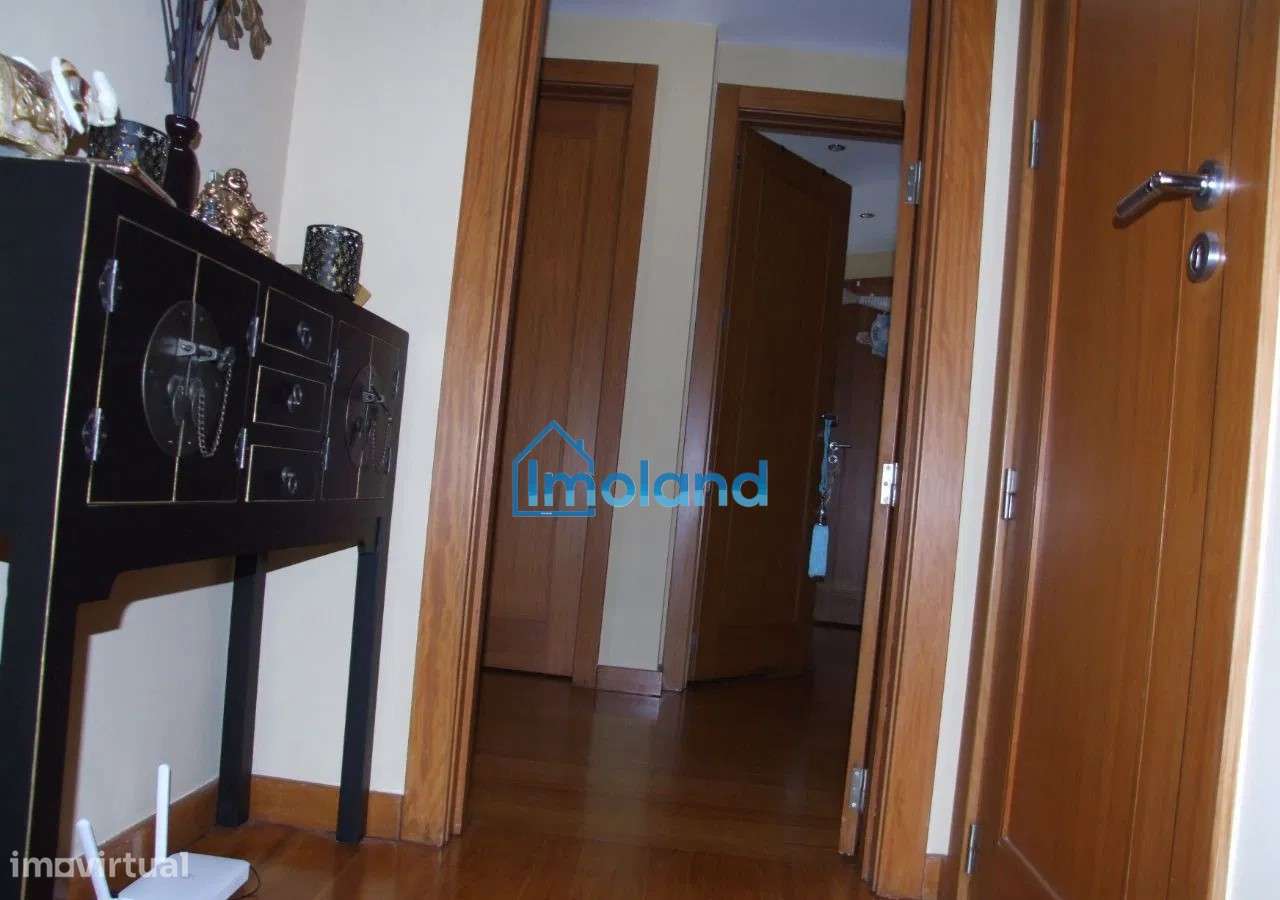 Apartamento T3 com Terraço e 3 Casas de Banho-5