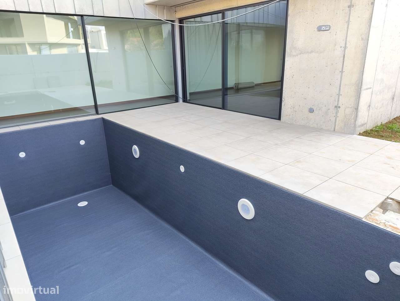 Moradia T5 com piscina e jardim em Canidelo-48