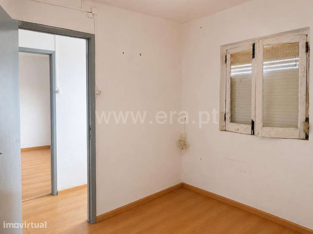 Apartamento T1+1 para reabilitação total no Sobral-5