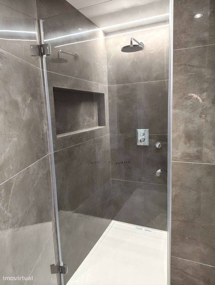 Moradia T4 com piscina, garagem e jardim em Canidelo-26