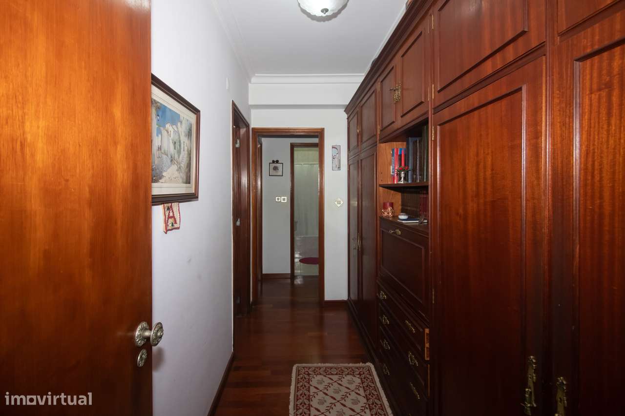 Espaçoso Apartamento T4 na Prestigiada Portela de Sacavém-16