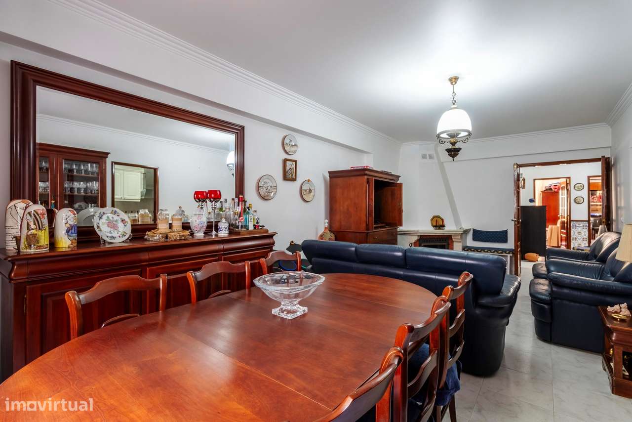 Apartamento T2 c/ 2 Lugares de Estacionamento e Terraço c/ 30m2 em Mem-25