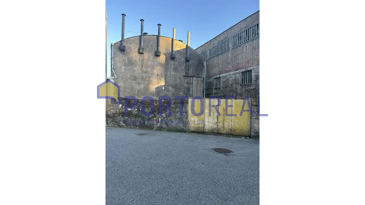 Prédio / Armazém em Milheirós-14
