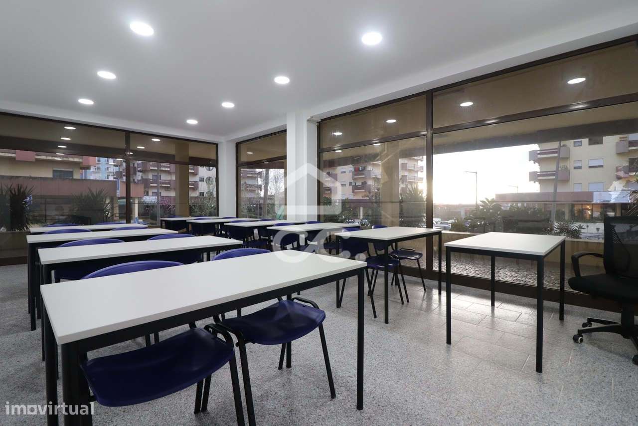 Espaço comercial remodelado  na Urbanização do Loreto!-11