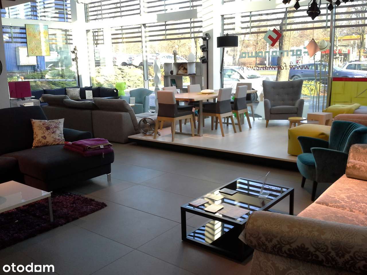 Salon ekspozycyjny w Sopocie obok salonu Porsche - Pełny obrazek: 4/5