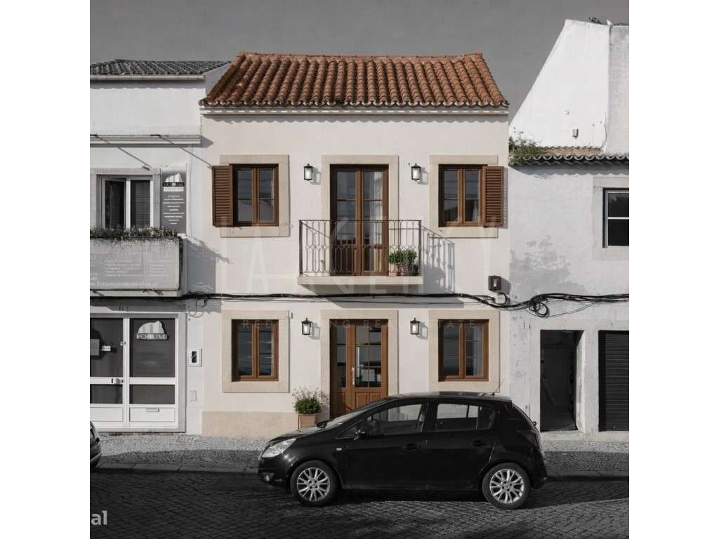 Prédio para Remodelação Total em Zona Central do Montijo-16