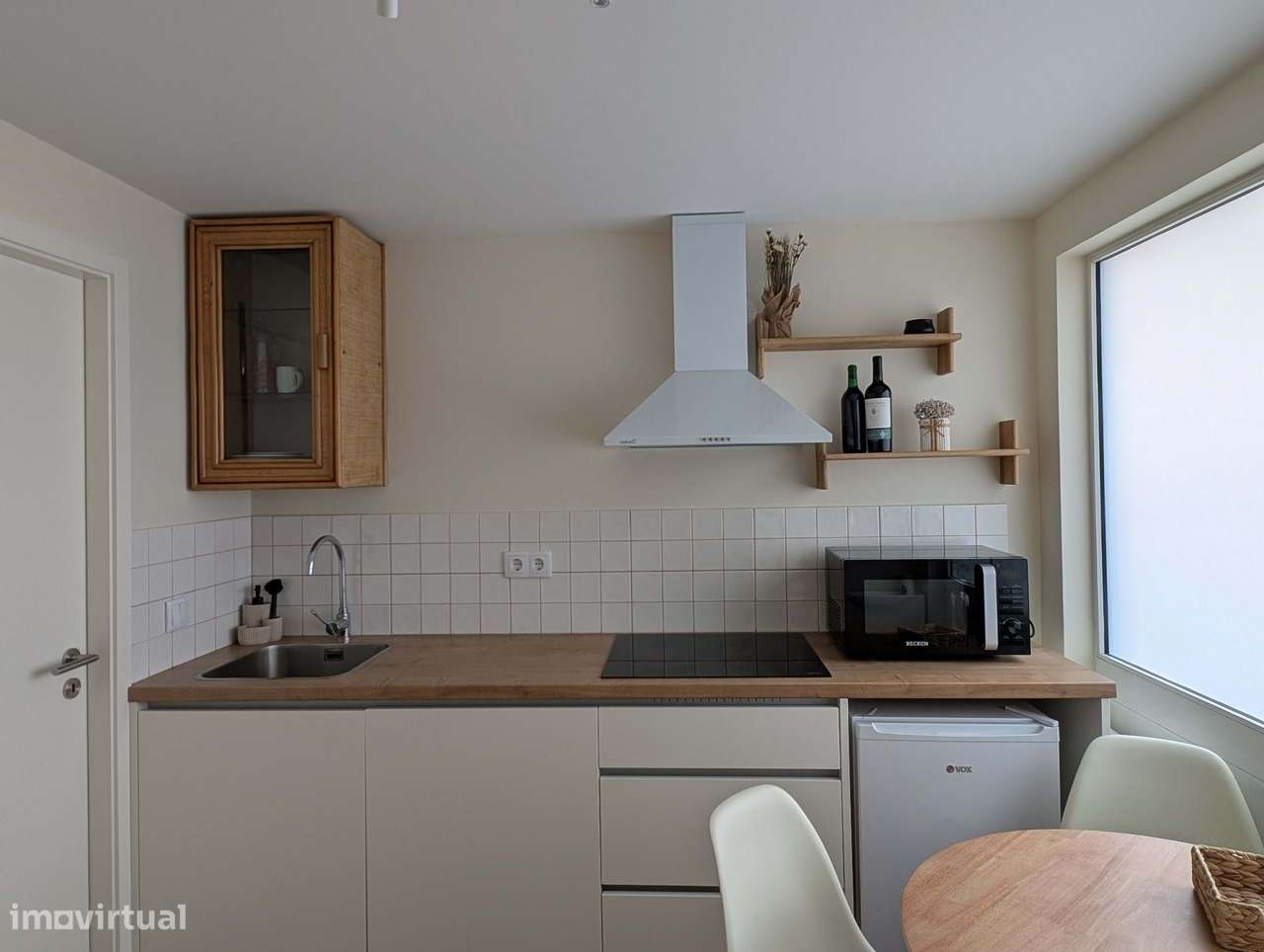 Estúdio remodelado, com entrada independente. Bem localizado, privado, - Grande imagem: 3/13