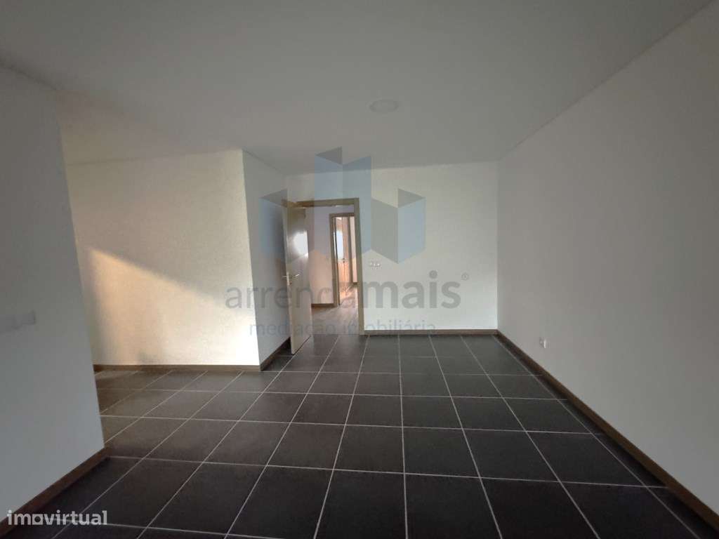 Vende-se apartamento NOVO, T2 com garagem e um sótao, Ultimo piso-12