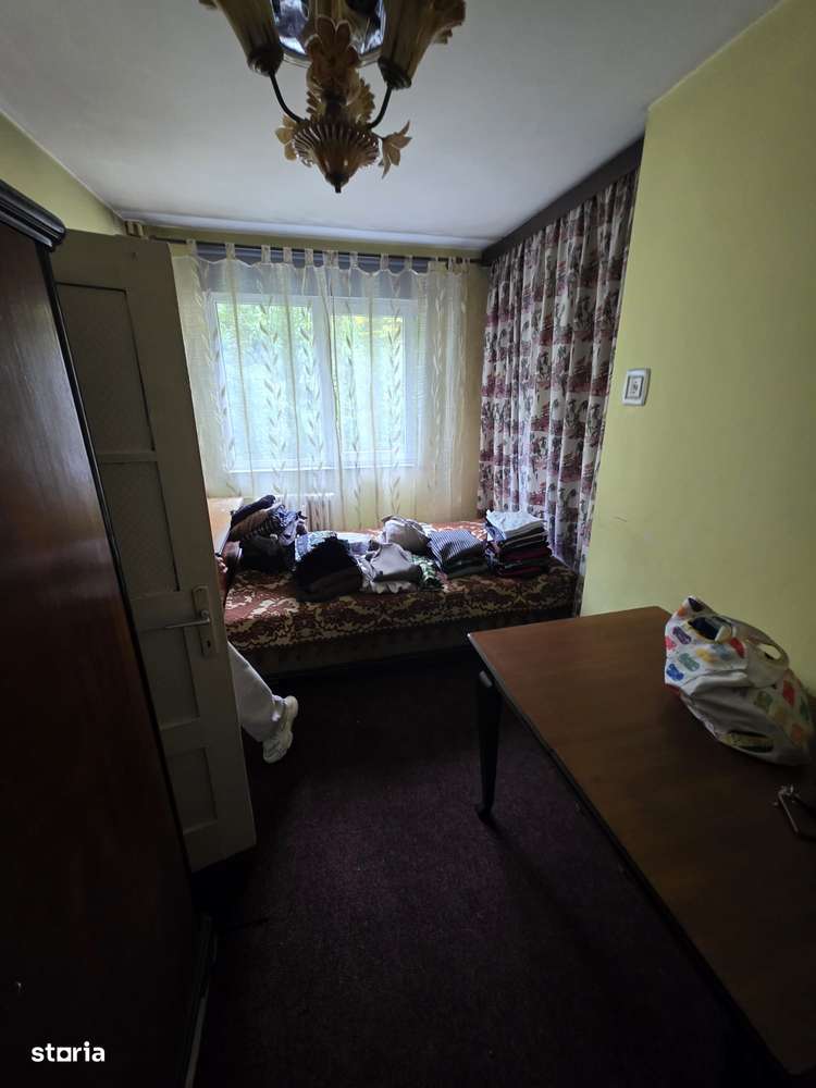 Apartament cu 3 camere nedecomandat  Podul Ros Podul de Piatra etaj 1-0