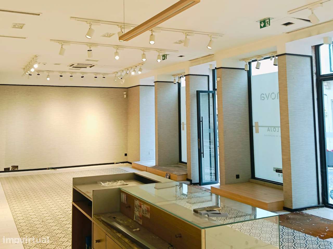 Loja com Grande Visibilidade no Centro de Santarém - Grande imagem: 5/7