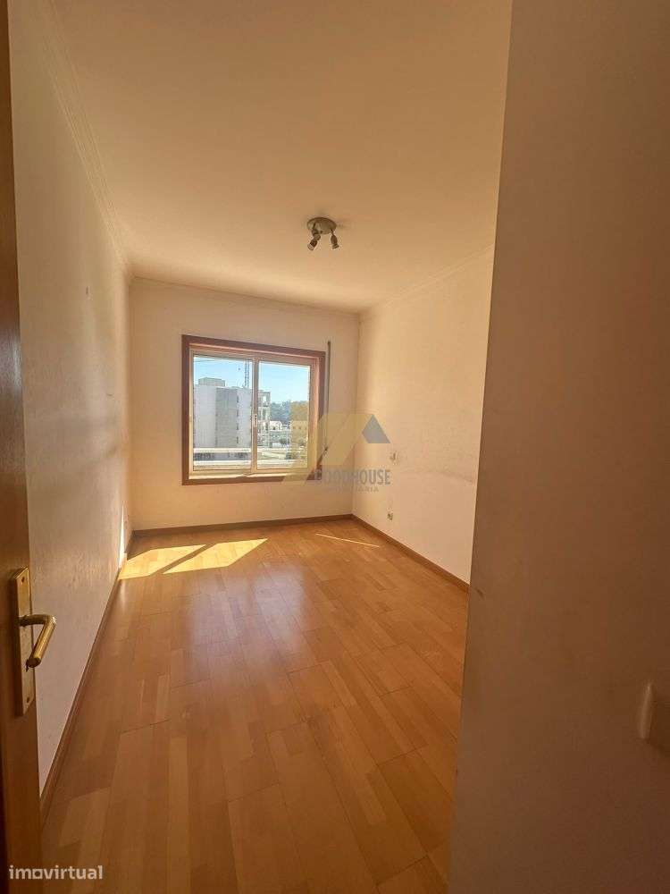 Apartamento T2+1 com varanda e dois lugares de garagem-8