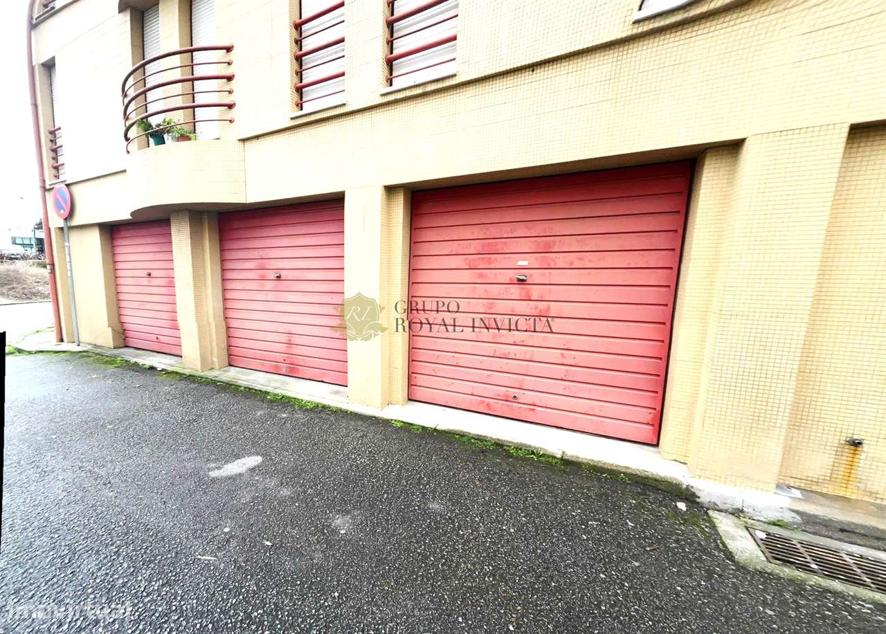 Apartamento T3  com Box Fechada e Varanda junto ao metro -  Senhora da-23