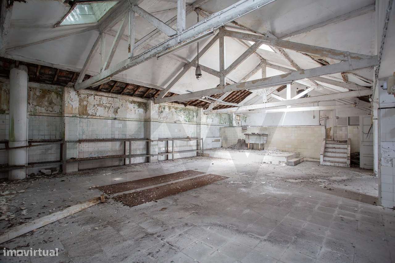 Prédio urbano afeto a Armazéns e Serviços, para reconversão para uso h - Grande imagem: 5/39