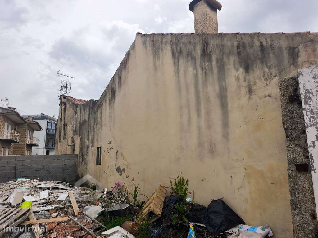 Oportunidade Única: Moradia para Reconstruir a Minutos da Praia!-4