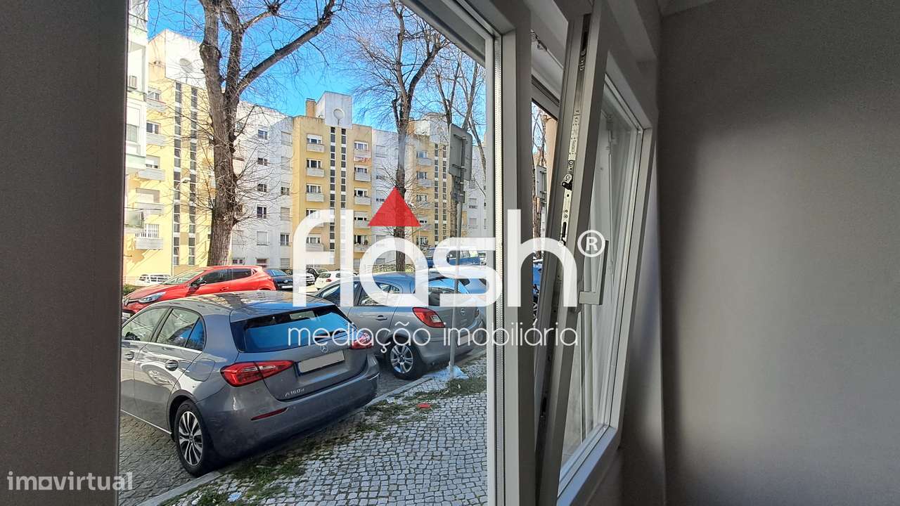 Apartamento T2 Remodelado em Benfica-13