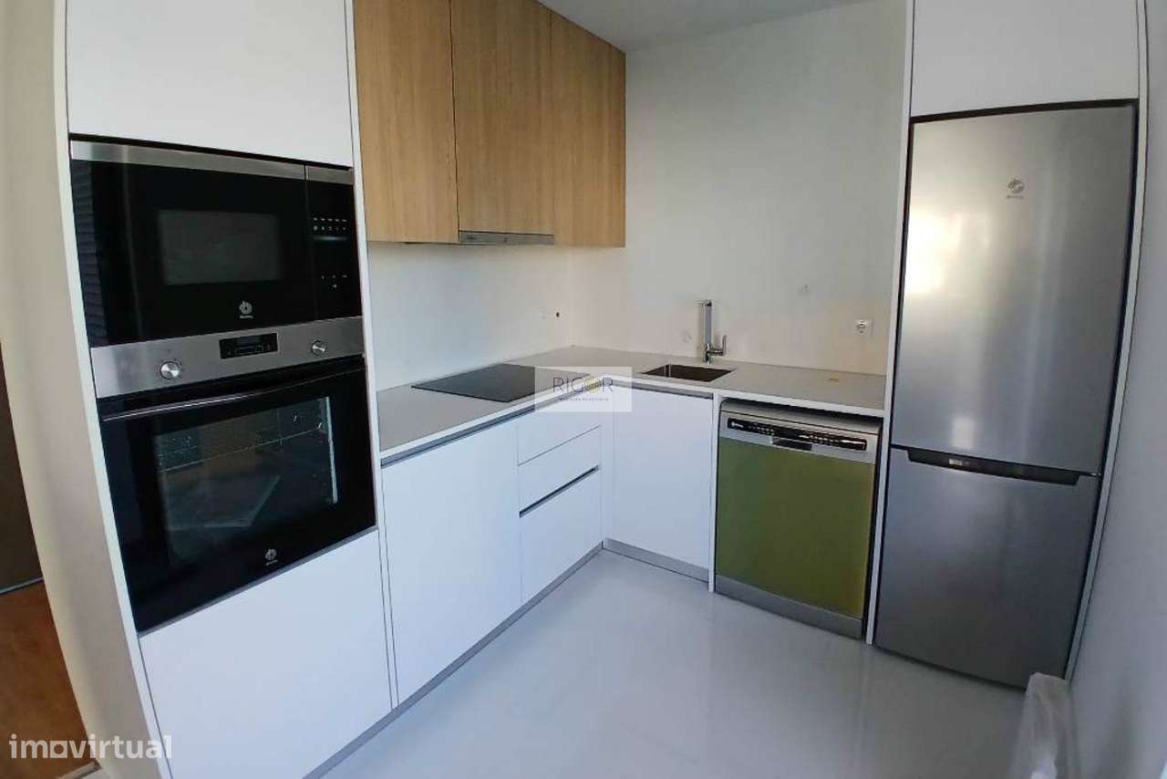 Apartamento T3 novo com varanda à Santa Rita, pronto a habitar-5