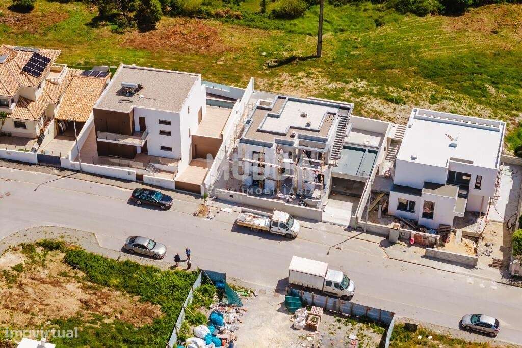 Moradia isolada de design contemporâneo nos Casais Mestre Mendo-48