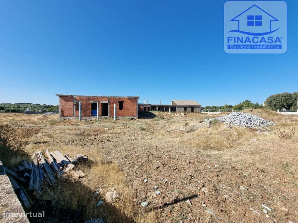 Terreno com moradia situado numa zona sossegada - Brejos(Elvas) - Grande imagem: 5/22