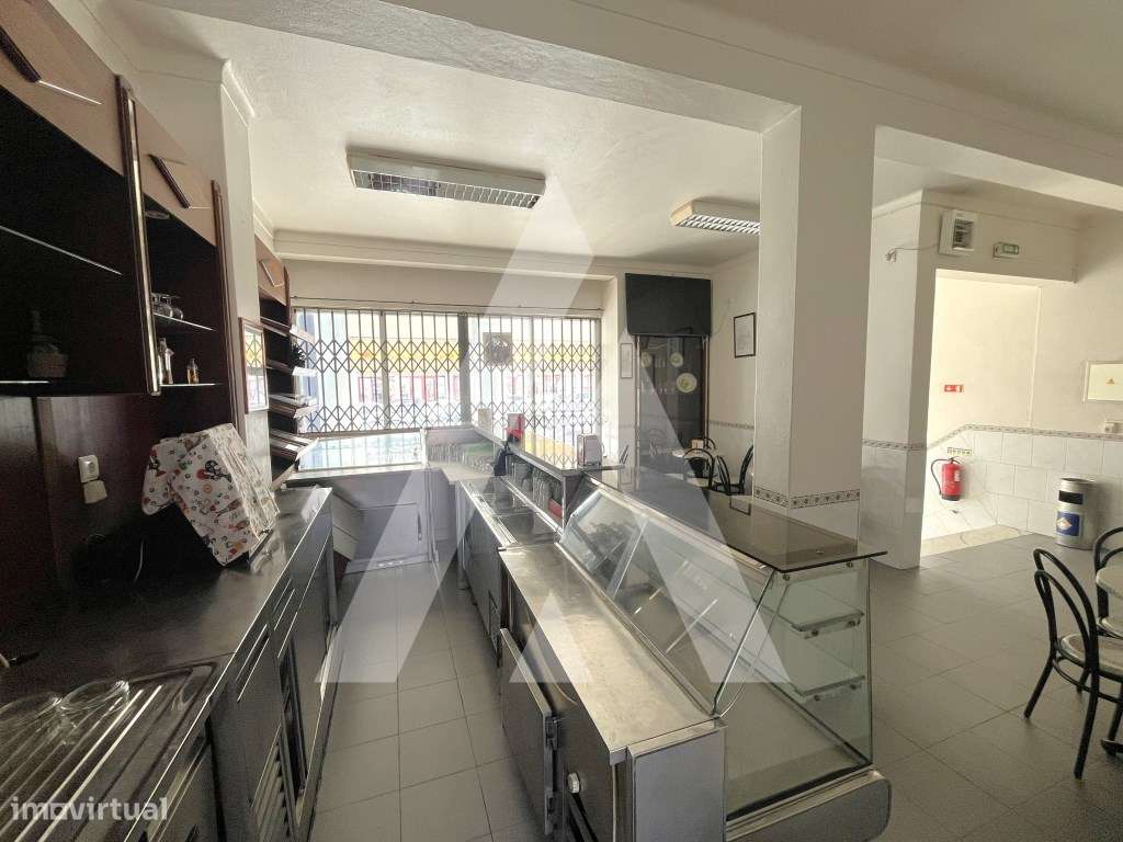 Cafetaria/Charcutaria com esplanada ,situada em zona habitacional d...-6