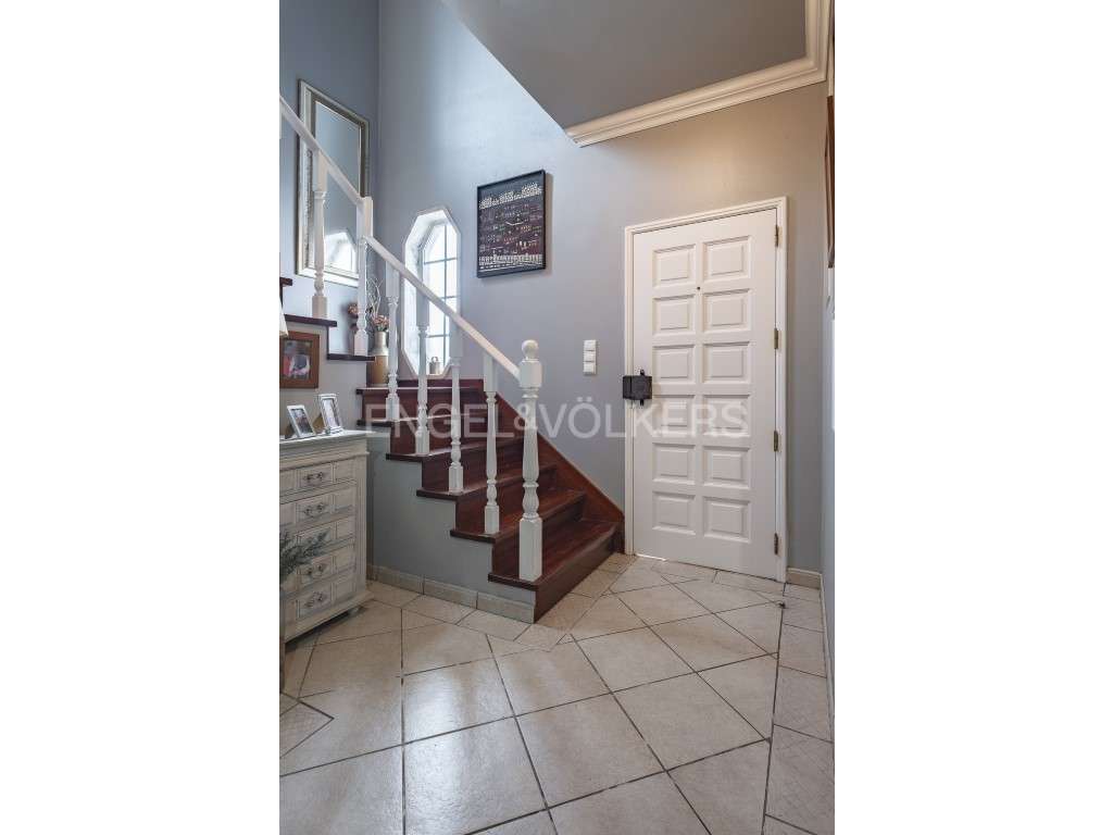 Moradia T5 com piscina em Sobreda de Caparica-12