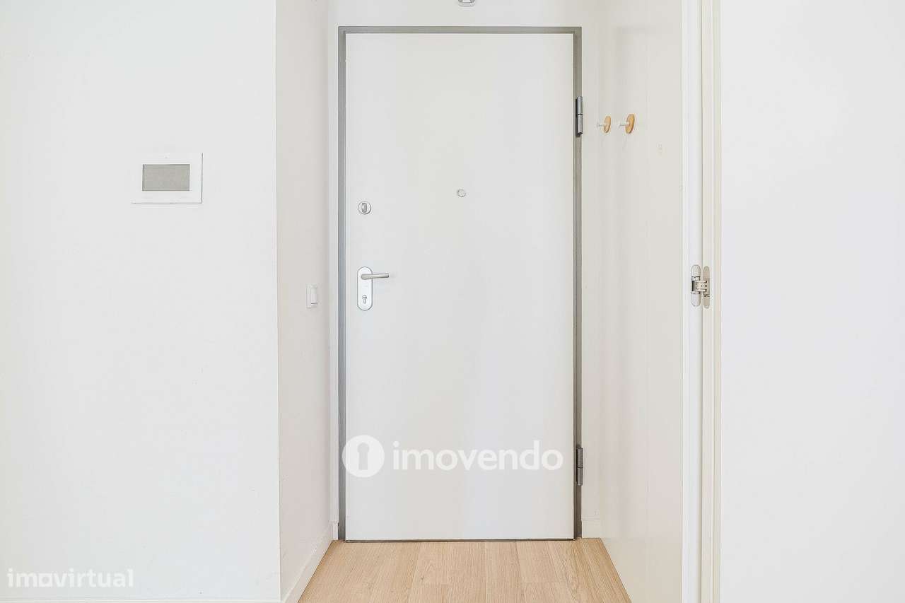 Apartamento T2, com estacionamento e cozinha equipada, na Amadora-5