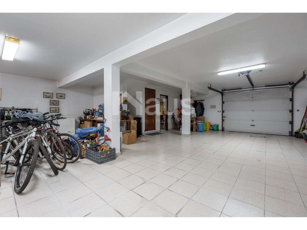 Moradia T5 com cave e logradouro-35