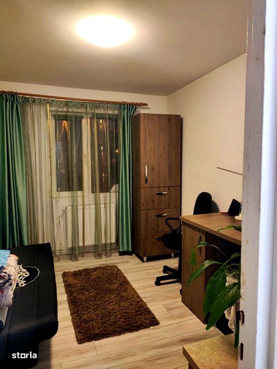 Apartament de vanzare  3 camere zona Piata Hermes