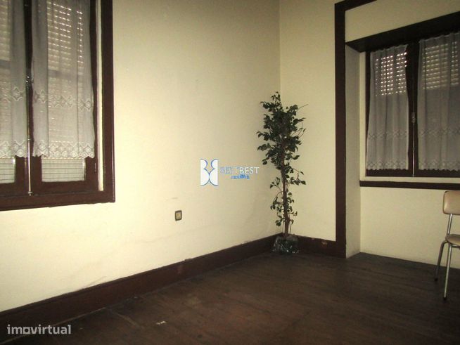DUAS MORADIAS PARA RESTAURO,MAIS  TERRENO ( 3 ART.MATRICIAIS ),JUNTO C-8