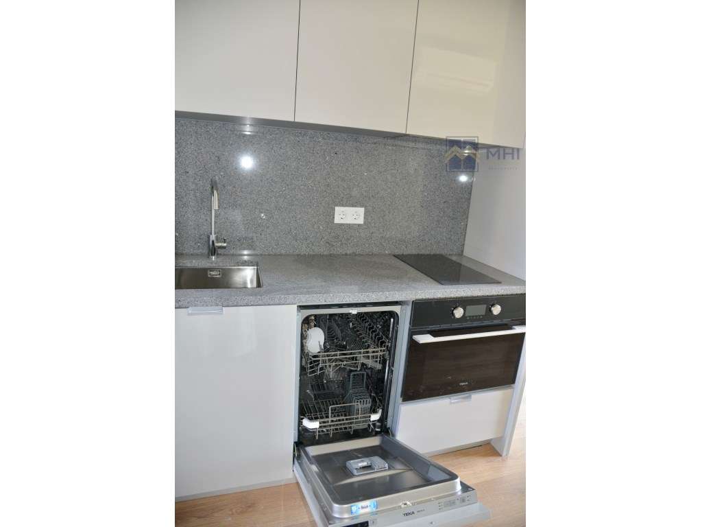 T0 +1 Novo com Varanda e Garagem e excelentes vista à Rua do Bonjar...-9