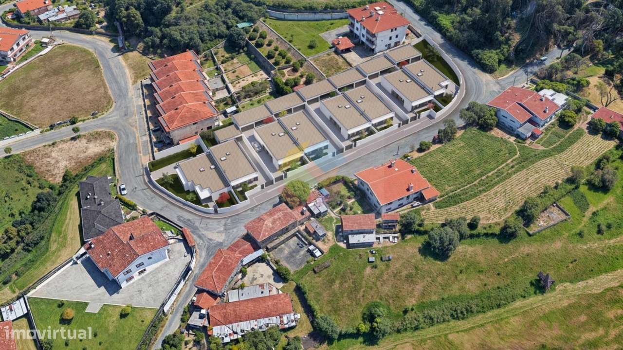 Moradia T3 Geminada de 2 pisos e 3 frentes – Travanca, Santa Maria d-4