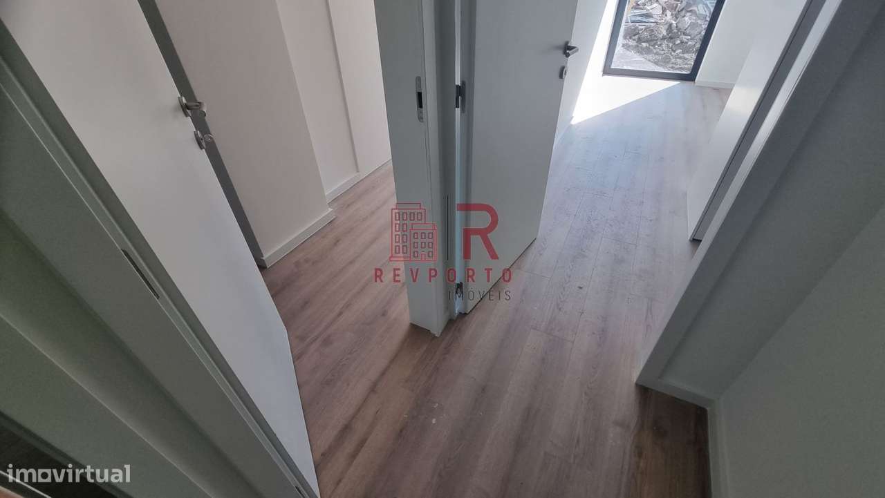 Apartamento T2, com 2 suítes, varanda, jardim e garagem-34