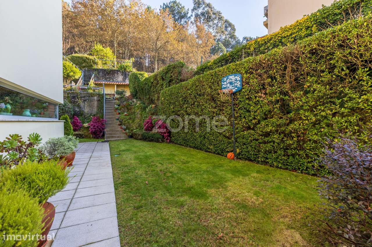 Moradia Geminada T3 em Aldão-24