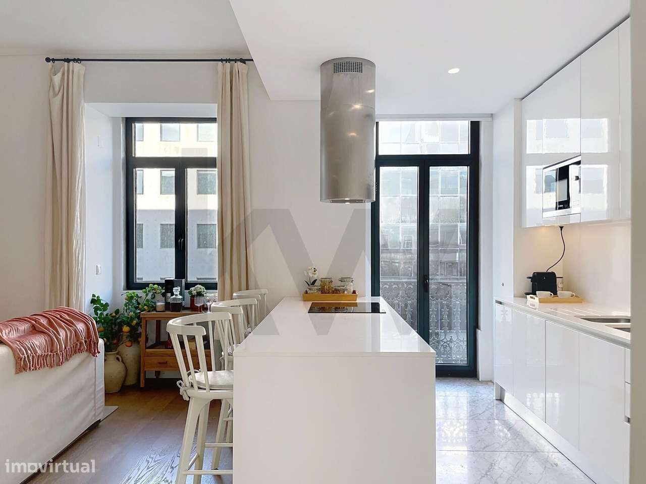 Apartamento T2 com Garagem e Varandas junto à Avenida da Liberdade - Grande imagem: 4/41