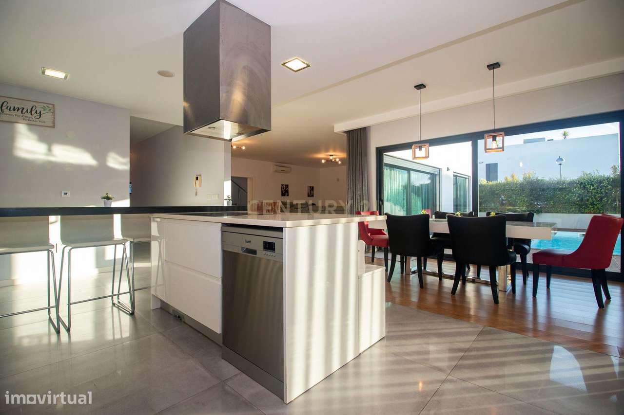 Viva o Luxo à Beira-Mar: Moradia Espetacular T5 com Piscina na Deslumb-10