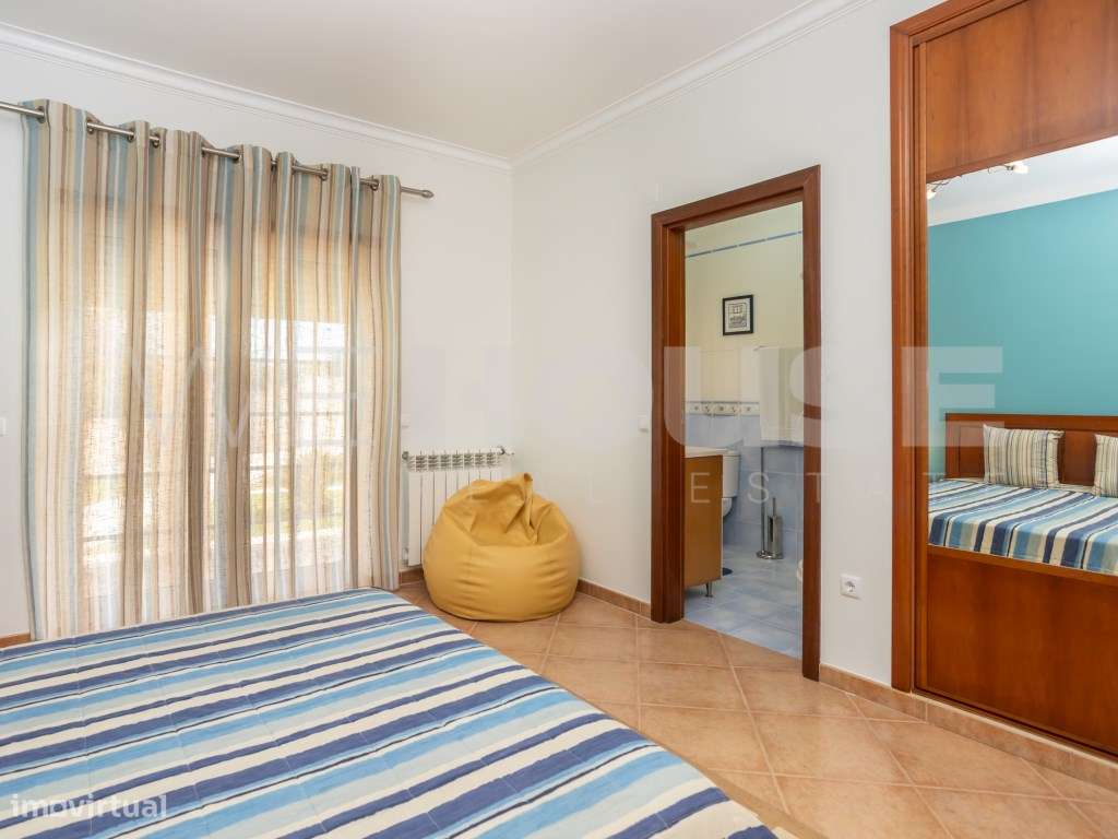 Moradia T4 com 280 m2, inserida em terreno com 2500 m2 em Palmela-11