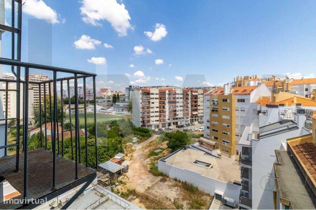 São Domingos de Benfica | Apartamento T2 Remodelado c/ varanda junto a-4